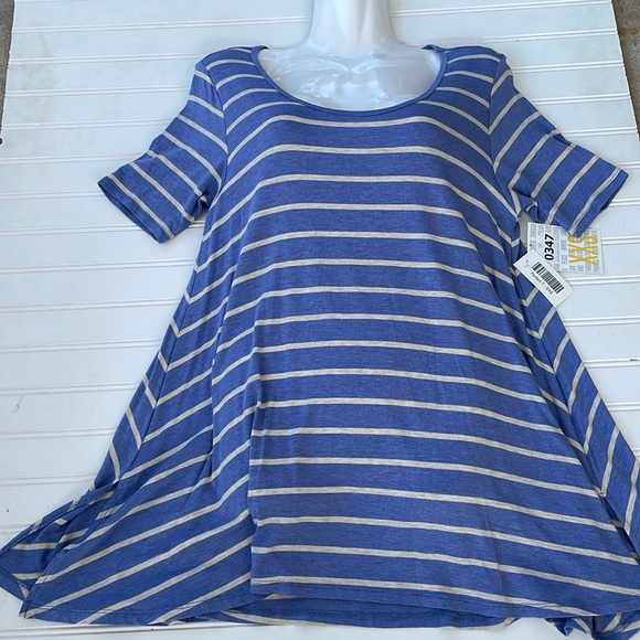 LulaRoe Contrasting Striped Perfect T High Low Top - Picture 9 of 11